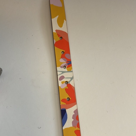 FOSSIL…Colorful Floral Belt with Silver Buckle
Size Medium…NWTS…41” in length - Picture 4 of 7
